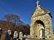 65 Tempietto dedicato alla Madonna circondato da moderni dolmen ispirati all'architettura celtica